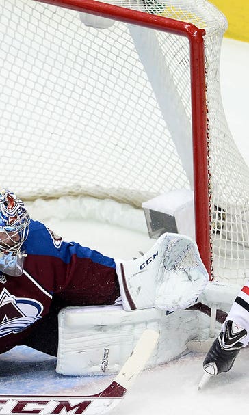 Varlamov gets milestone win as Avs hold off Blackhawks